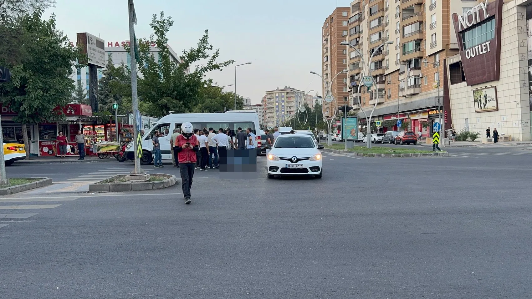 Bağlar'da Turgut Özal Bulvarı'nda feci kaza Otomobilin çarptığı bisikletli ağır yaralı