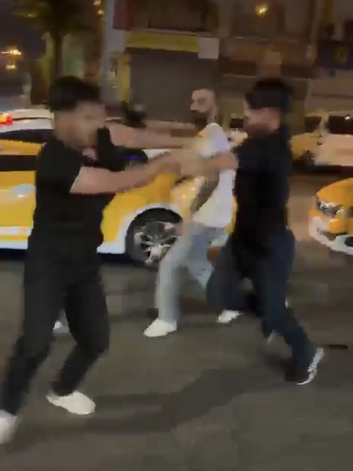 Diyarbakır Yenişehir'de gece yarısı kavga Cadde ortasında tekmeli yumruklu arbede