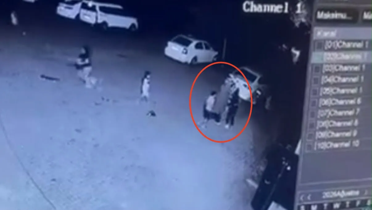Diyarbakır Bağlar'da şok eden şiddet Site bahçesindeki çocuğa saldıran kadın kamerada