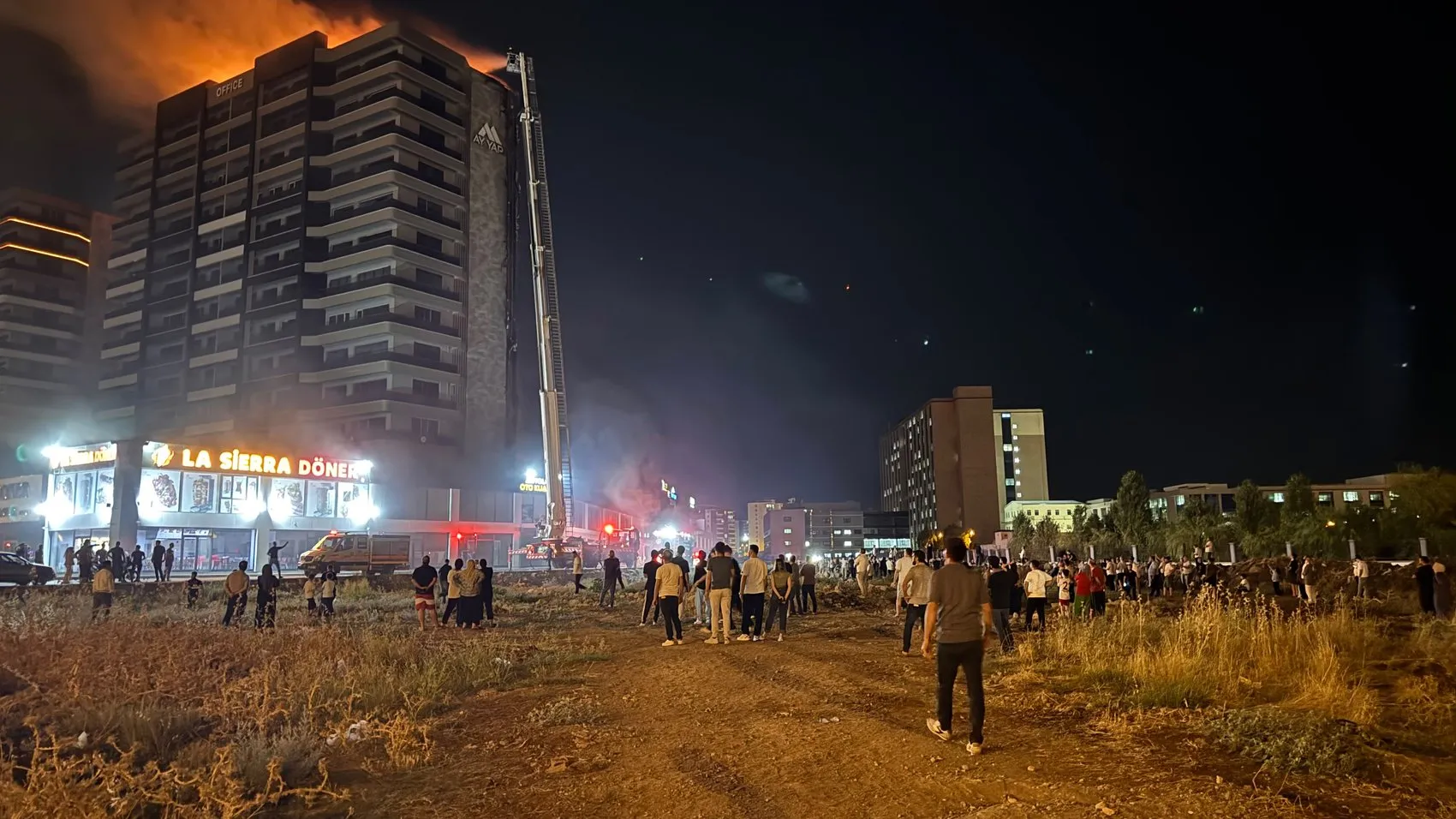 Alevler Kayapınar'da plazayı sardı Dış cepheden çatıya sıçrayan yangına çok sayıda ekip
