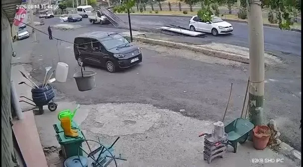 Diyarbakır-Silvan kara yolunda tehlikeli anlar Ani frenle yola saçılan demirler kamerada