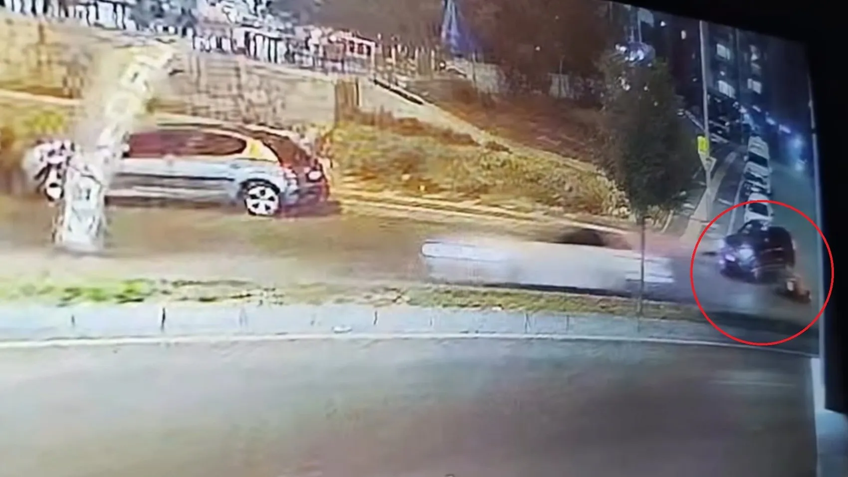 Diyarbakır'ın Kayapınar ilçesinde motosiklet kazası Sürücü otomobilin altında kalmaktan