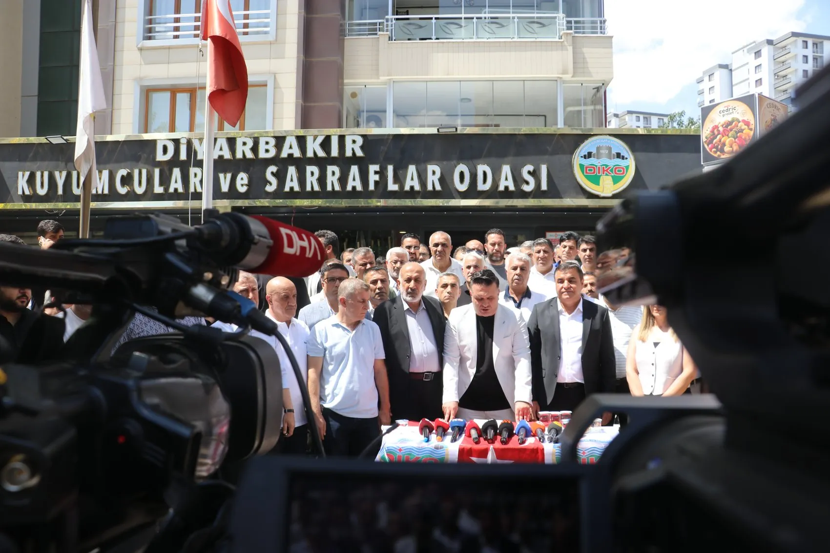 Diyarbakır'da kuyumcu camiasından silahlı saldırıya karşı bir günlük kepenk kapatma