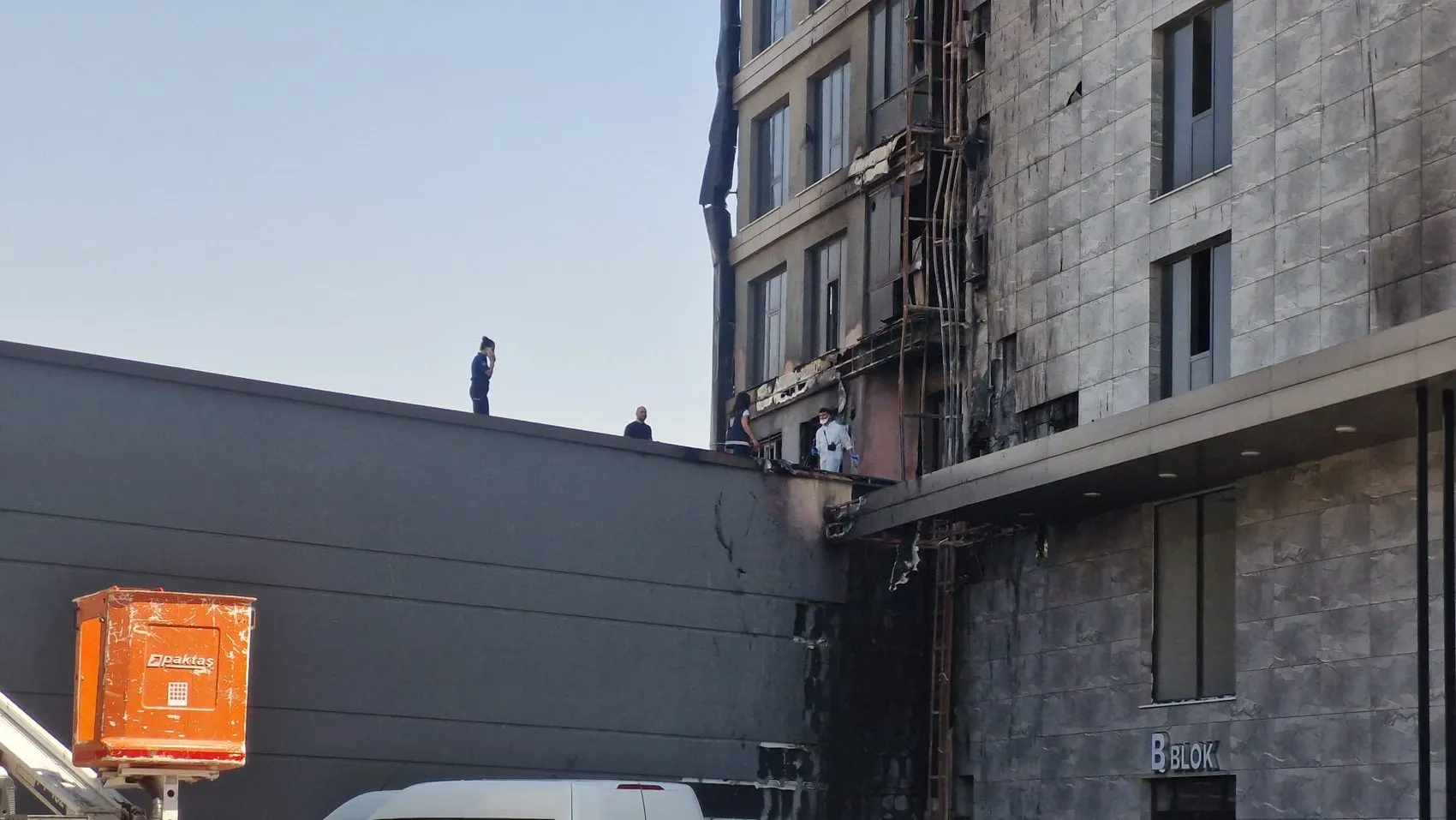 Diyarbakır'da yangının izleri gün ağarınca netleşti 13 katlı plazada hasar tespiti sürüyor