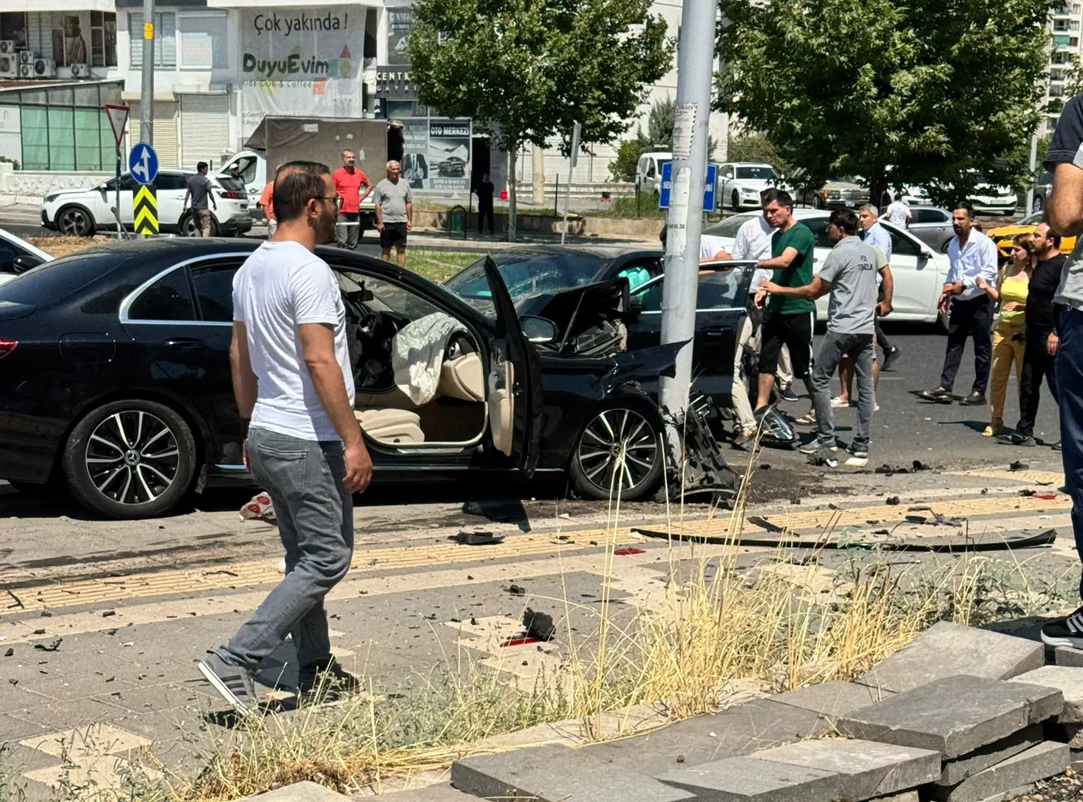 Kayapınar Mastfroş Caddesi'nde feci kaza 2 yaralıdan birinin durumu ağır