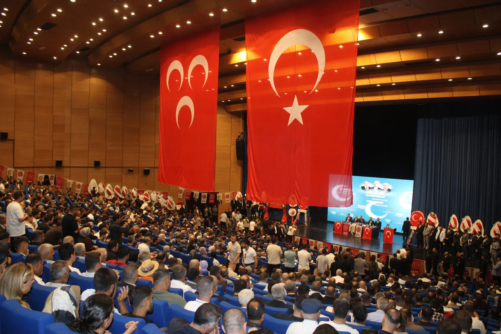 Diyarbakır'da MHP Kongresi Osmanağaoğlu'ndan "kapılar açtık" mesajı, Özcoşkun güven