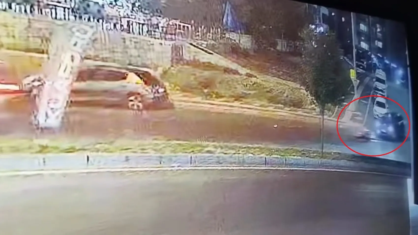 Diyarbakır'ın Kayapınar ilçesinde motosiklet kazası Sürücü otomobilin altında kalmaktan