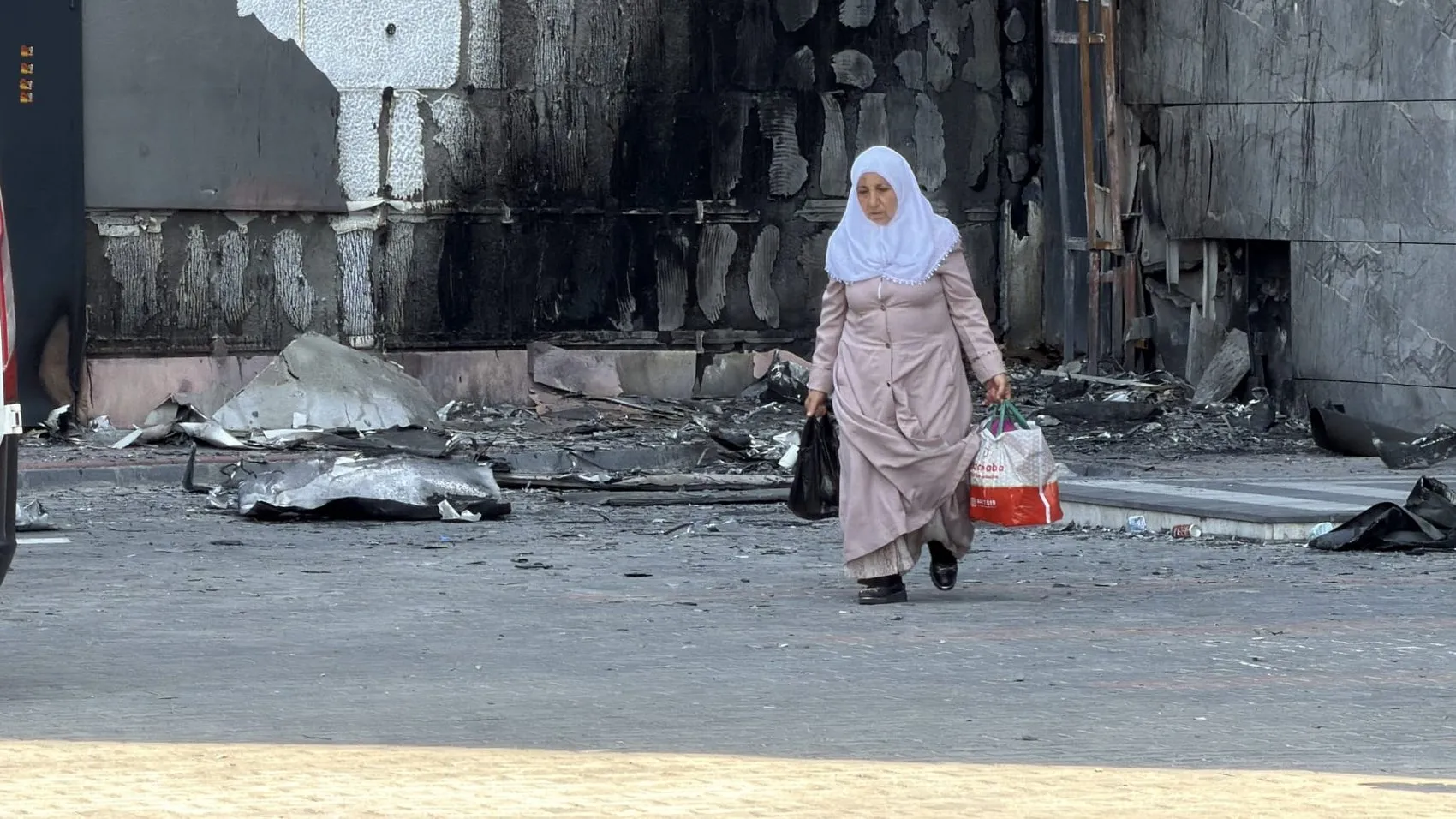 Diyarbakır'da yangının izleri gün ağarınca netleşti 13 katlı plazada hasar tespiti sürüyor
