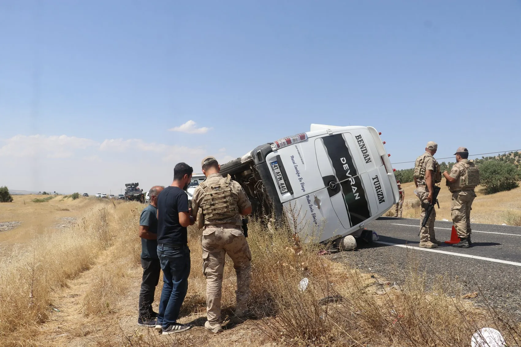 Lice-Kulp kara yolunda minibüs dehşeti 3 can kaybı ve 11 yaralı ile büyük kaza