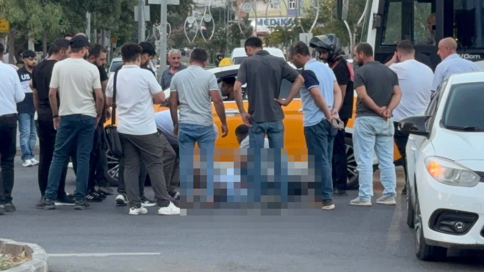 Bağlar'da Turgut Özal Bulvarı'nda feci kaza Otomobilin çarptığı bisikletli ağır yaralı