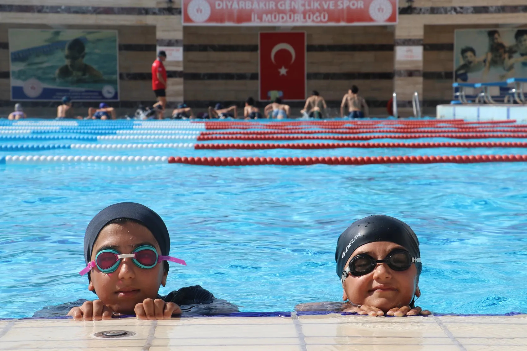 Diyarbakır'da 15 havuzda ücretsiz yüzme seferberliği 35 bin kişiye eğitim verildi