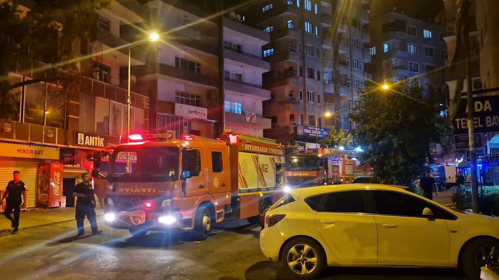 Yenişehir'deki 4 katlı binanın çatısında gece vakti çıkan yangın paniğe yol açtı