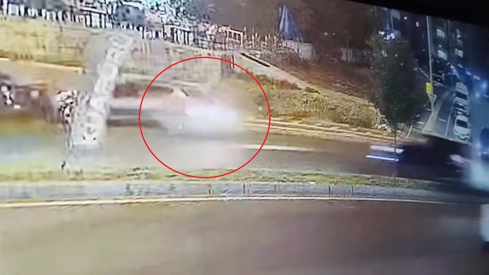 Diyarbakır'ın Kayapınar ilçesinde motosiklet kazası Sürücü otomobilin altında kalmaktan