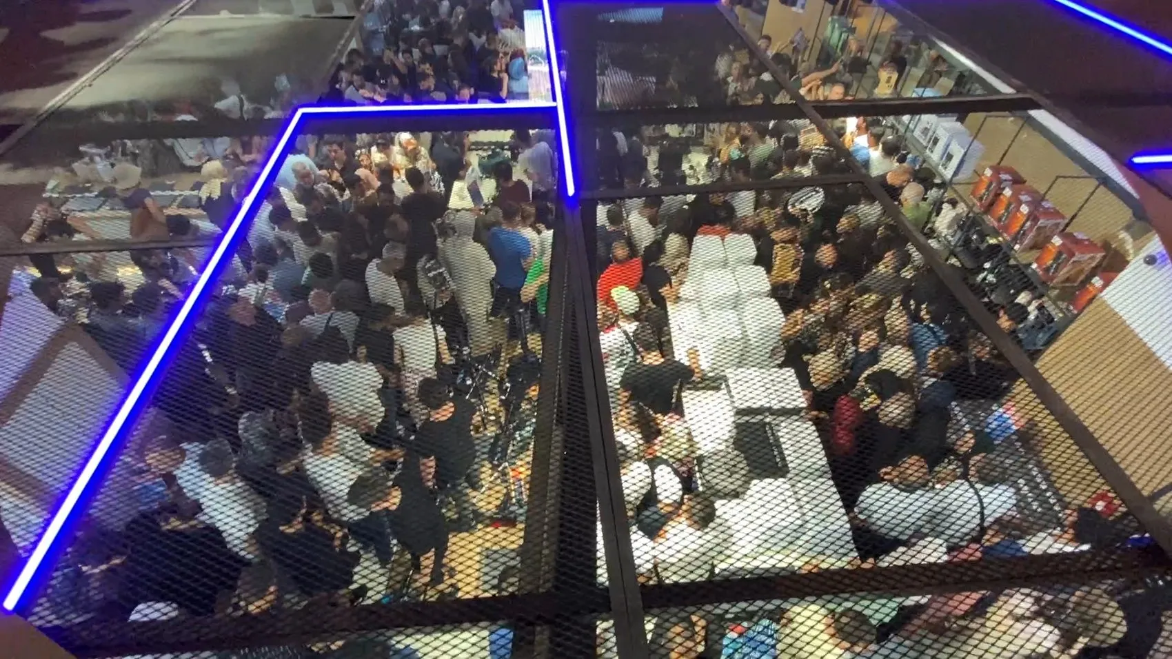 Diyarbakır'daki AVM'de indirim izdihamı Teknolojik ürünleri kapmak için birbirlerini