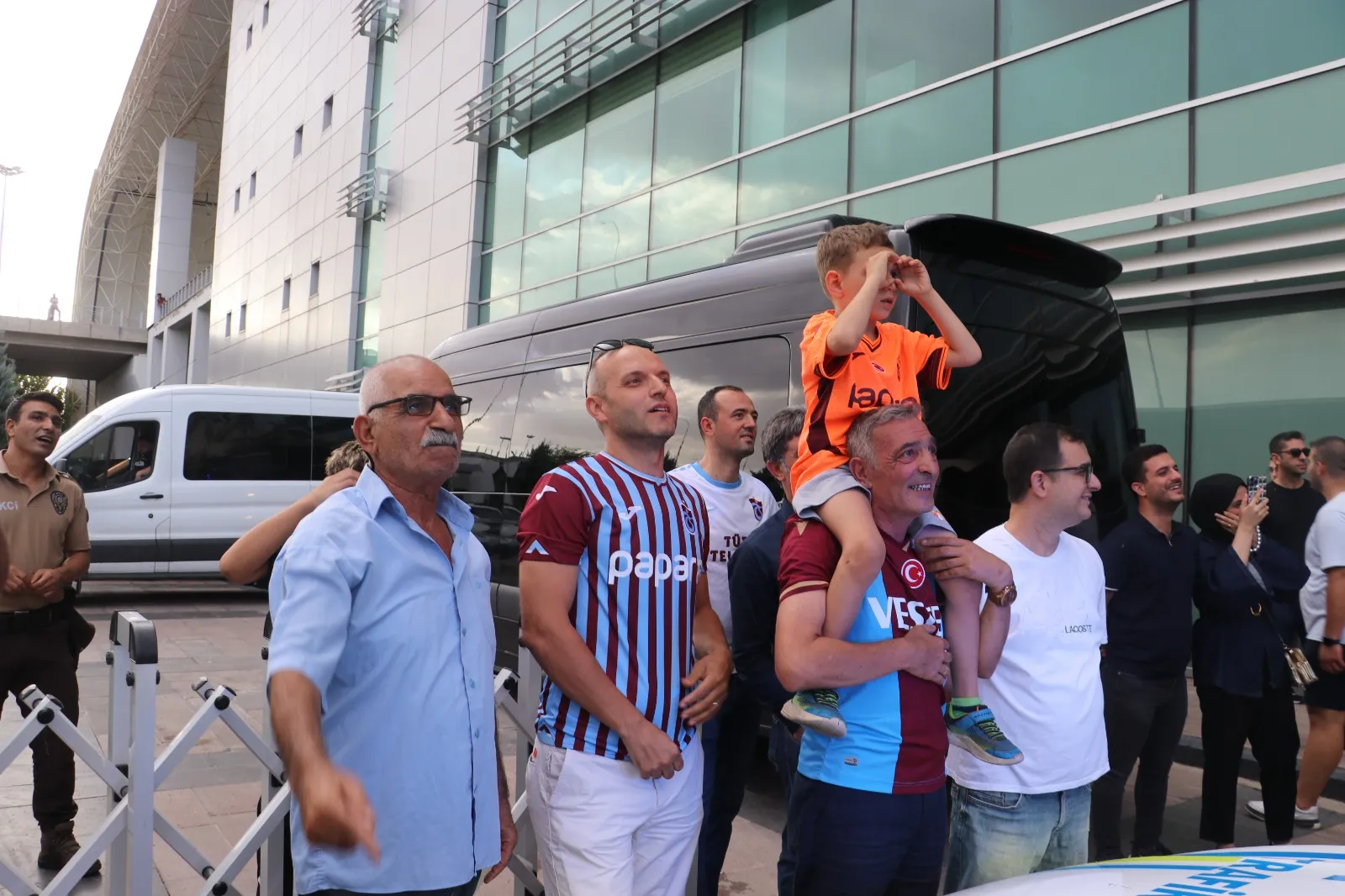 Bordo-mavili kafile Diyarbakır'da: Trabzonspor Amedspor maçı öncesi şehre indi
