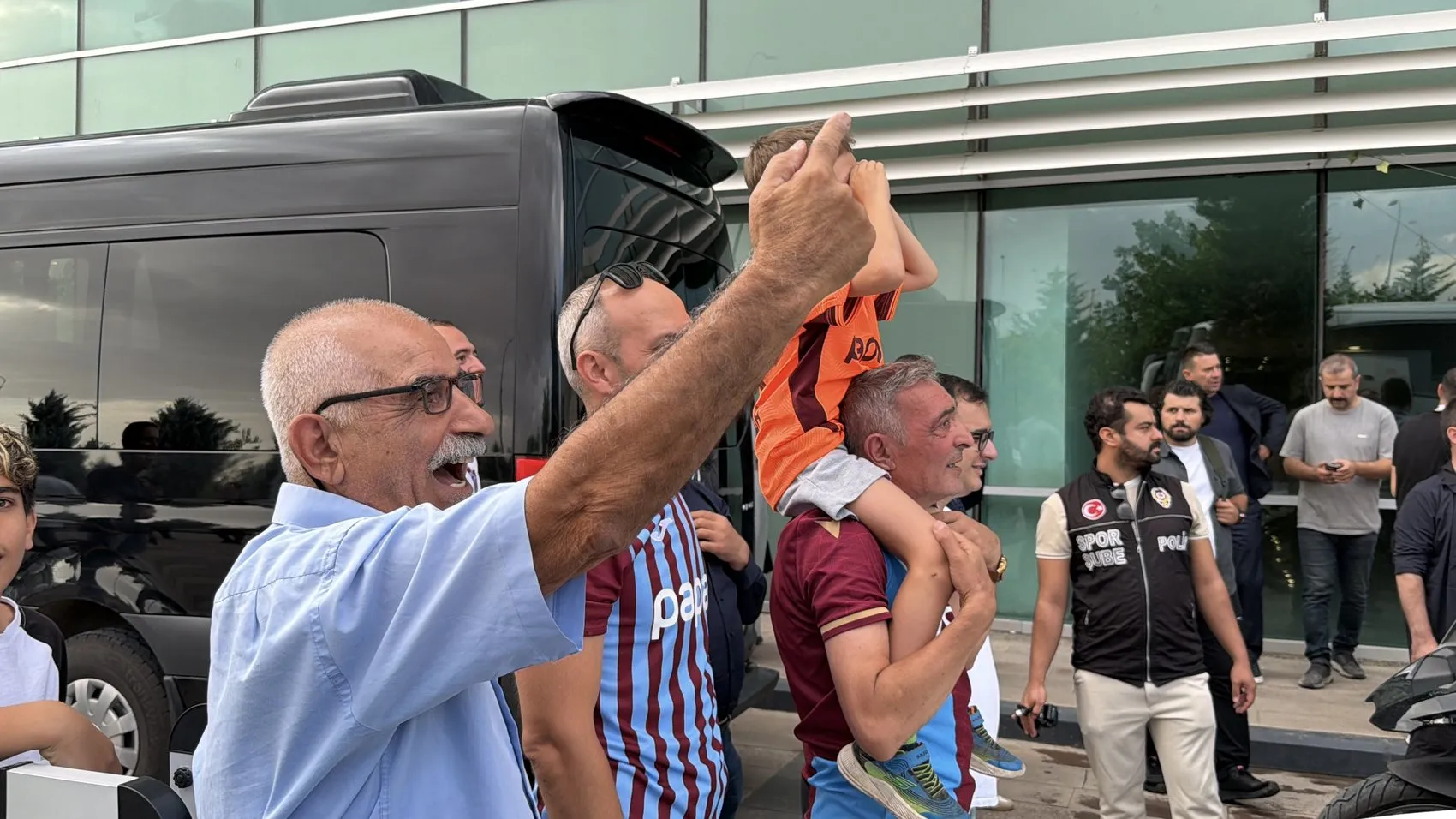 Bordo-mavili kafile Diyarbakır'da: Trabzonspor Amedspor maçı öncesi şehre indi