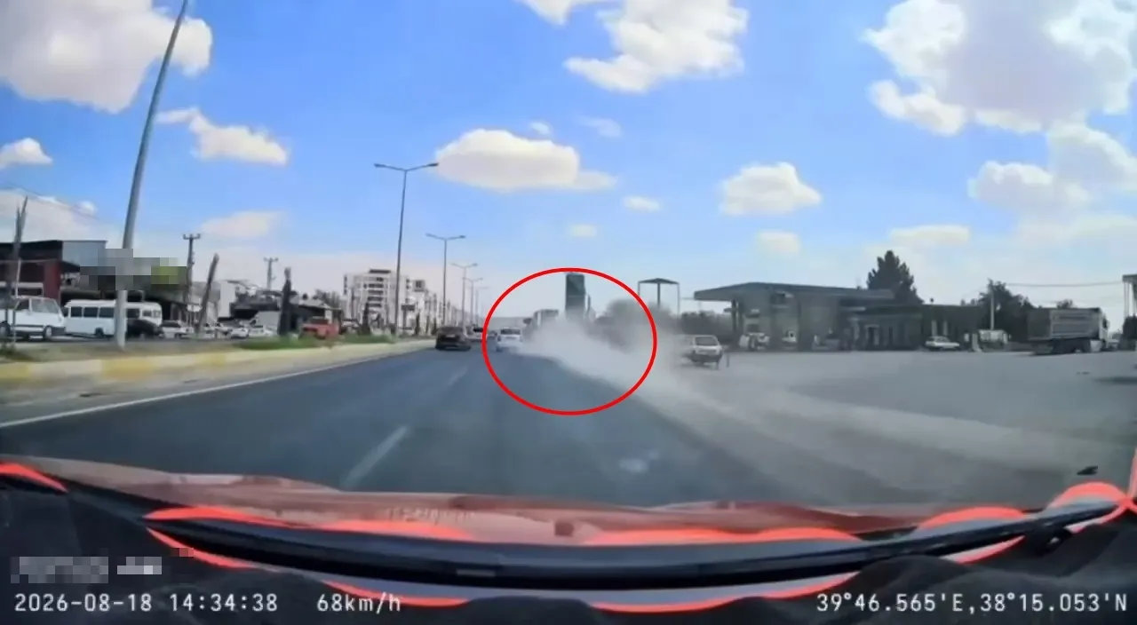 Diyarbakır-Ergani yolunda trafik magandalığı Çocukları tavandan çıkardı, makas atarak
