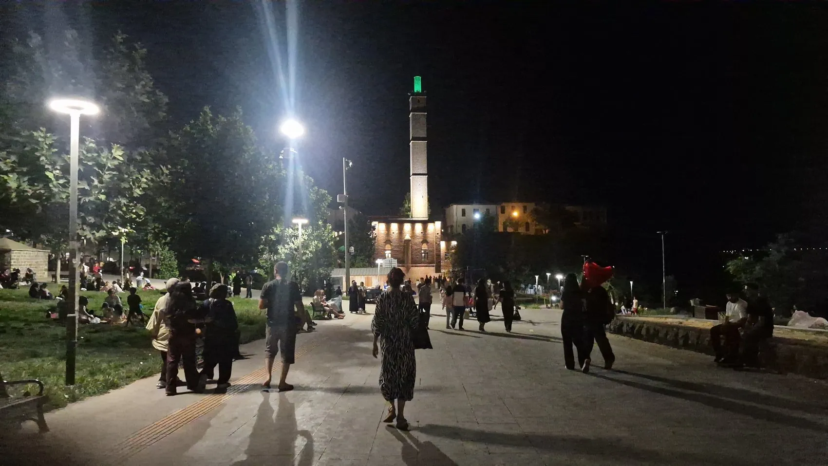 Diyarbakır'da termometreler 40 dereceyi devirdi Sıcaktan bunalanlar çareyi hortumda buldu