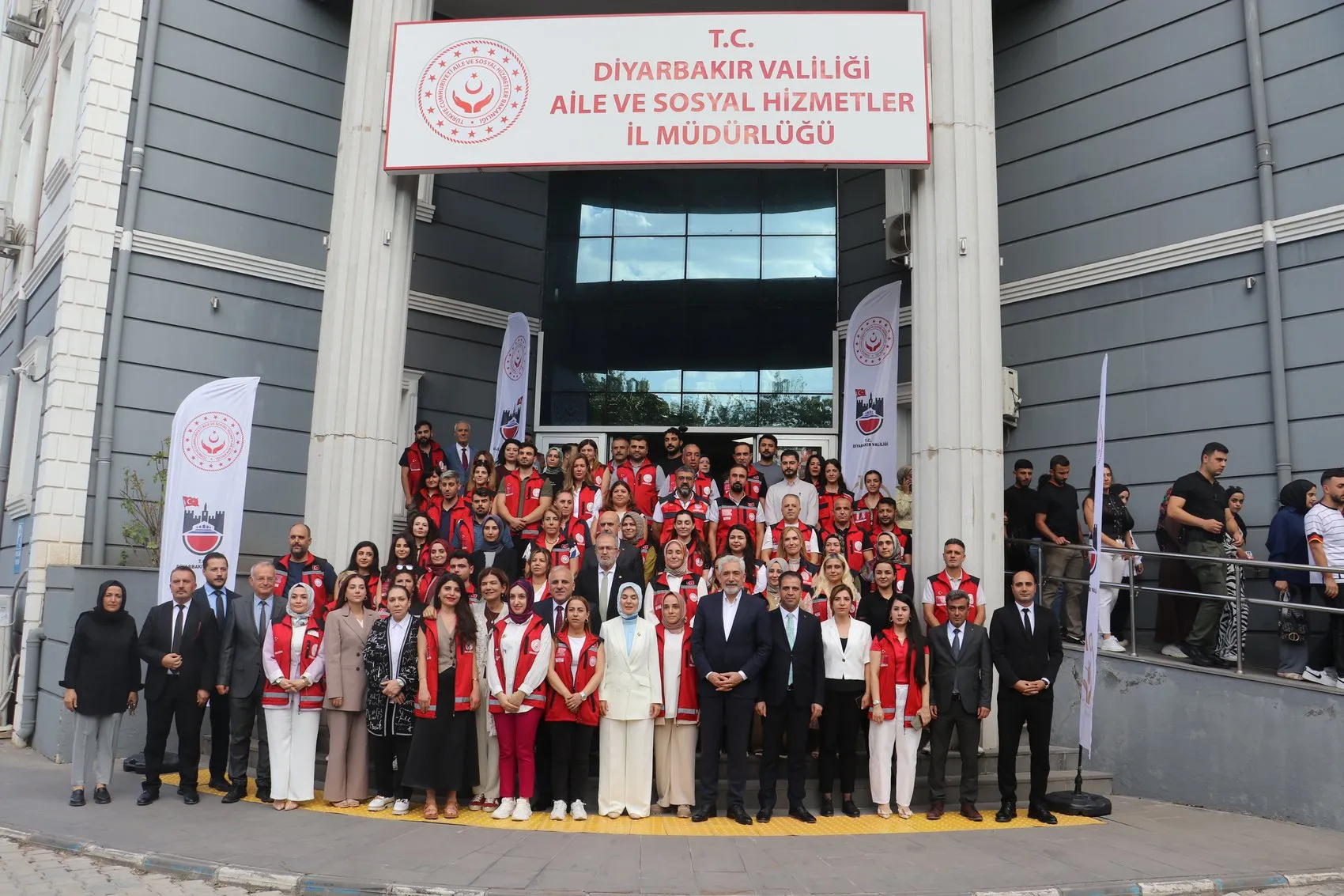 Bakan Göktaş Diyarbakır'da açıkladı Evlilik kredisi alan gençlere TOKİ'de özel kontenjan