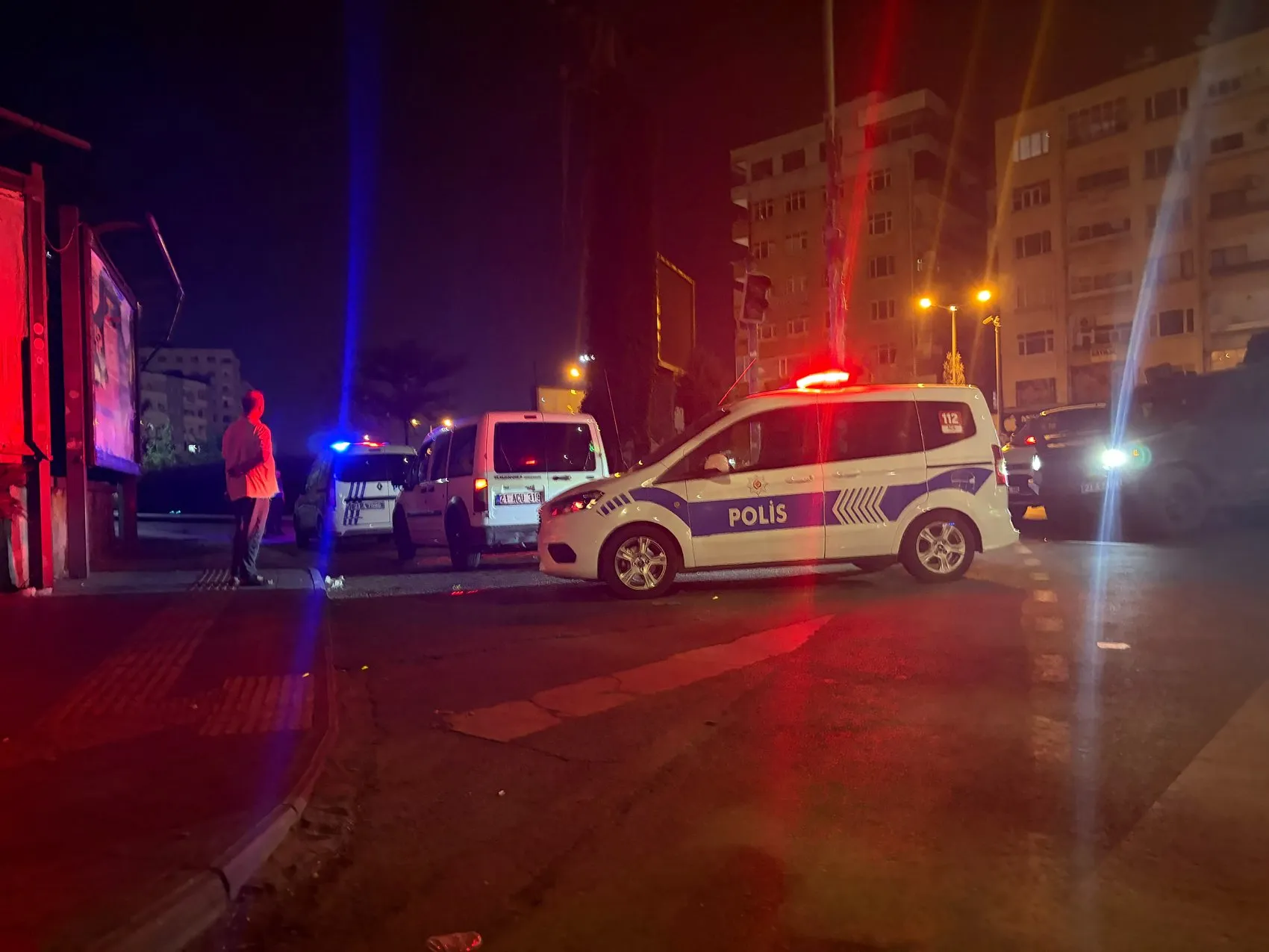 Diyarbakır Yenişehir'de gece yarısı kavga Cadde ortasında tekmeli yumruklu arbede