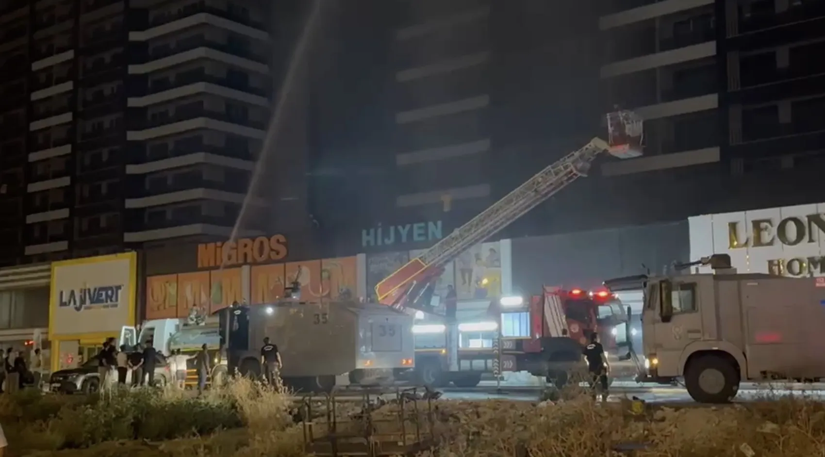 Diyarbakır'da plazada yangın paniği Vali ve eşbaşkan olay yerinde, 5 kişi hastanede