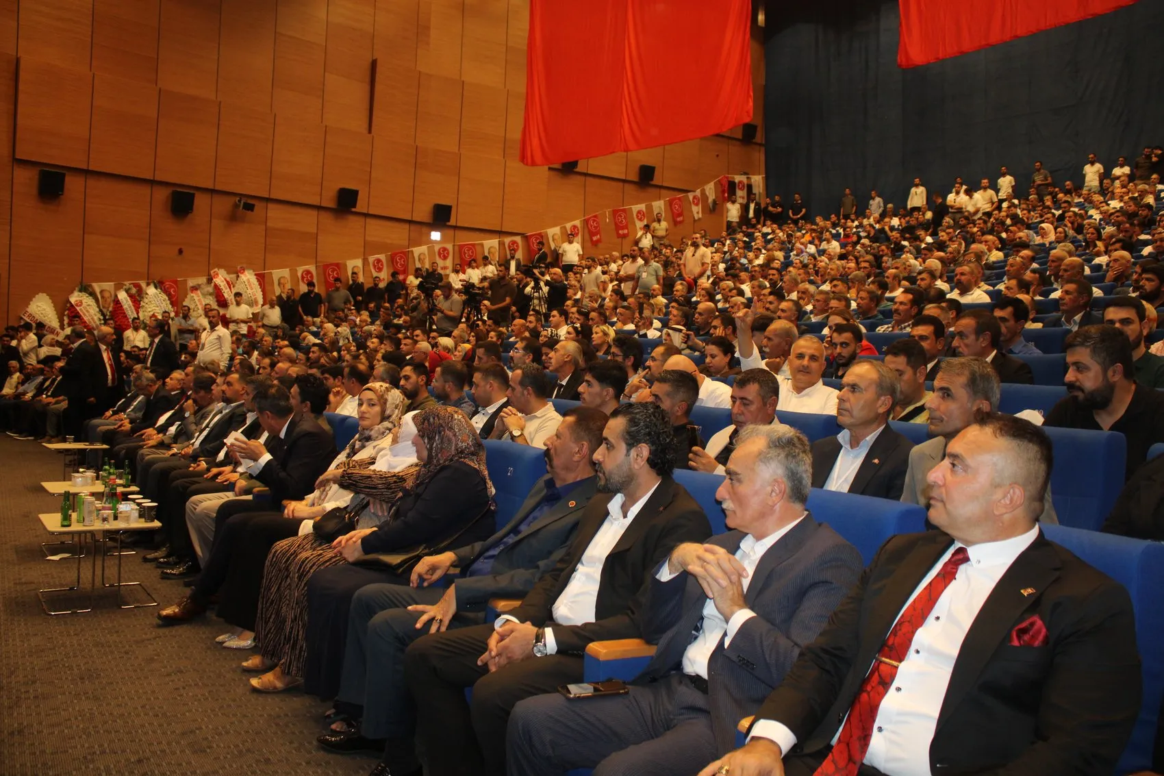 Diyarbakır'da MHP Kongresi Osmanağaoğlu'ndan "kapılar açtık" mesajı, Özcoşkun güven