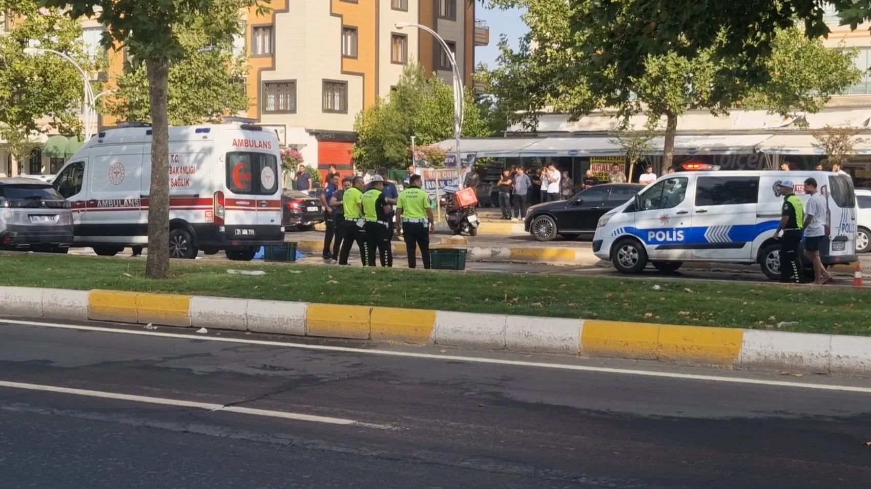 Diyarbakır Kayapınar'da trafik kazası: Karşıdan karşıya geçerken can verdi
