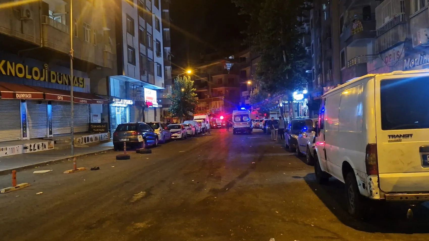 Yenişehir'deki 4 katlı binanın çatısında gece vakti çıkan yangın paniğe yol açtı