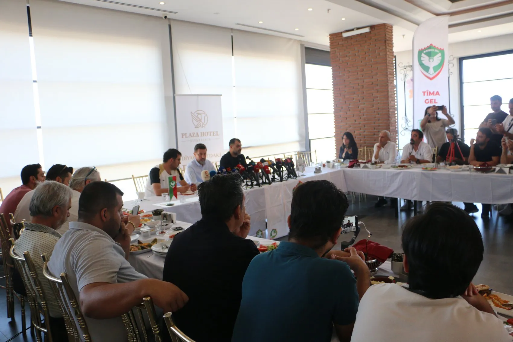 Amedspor Teknik Direktörü Besnik Hasi'den transfer açıklaması Yıldız değil savaşçı