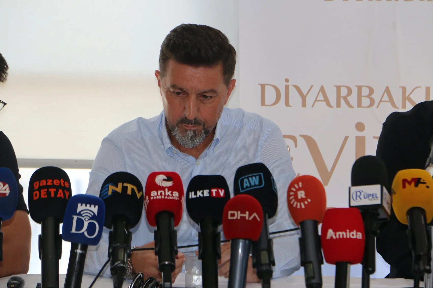 Amedspor Teknik Direktörü Besnik Hasi'den transfer açıklaması Yıldız değil savaşçı