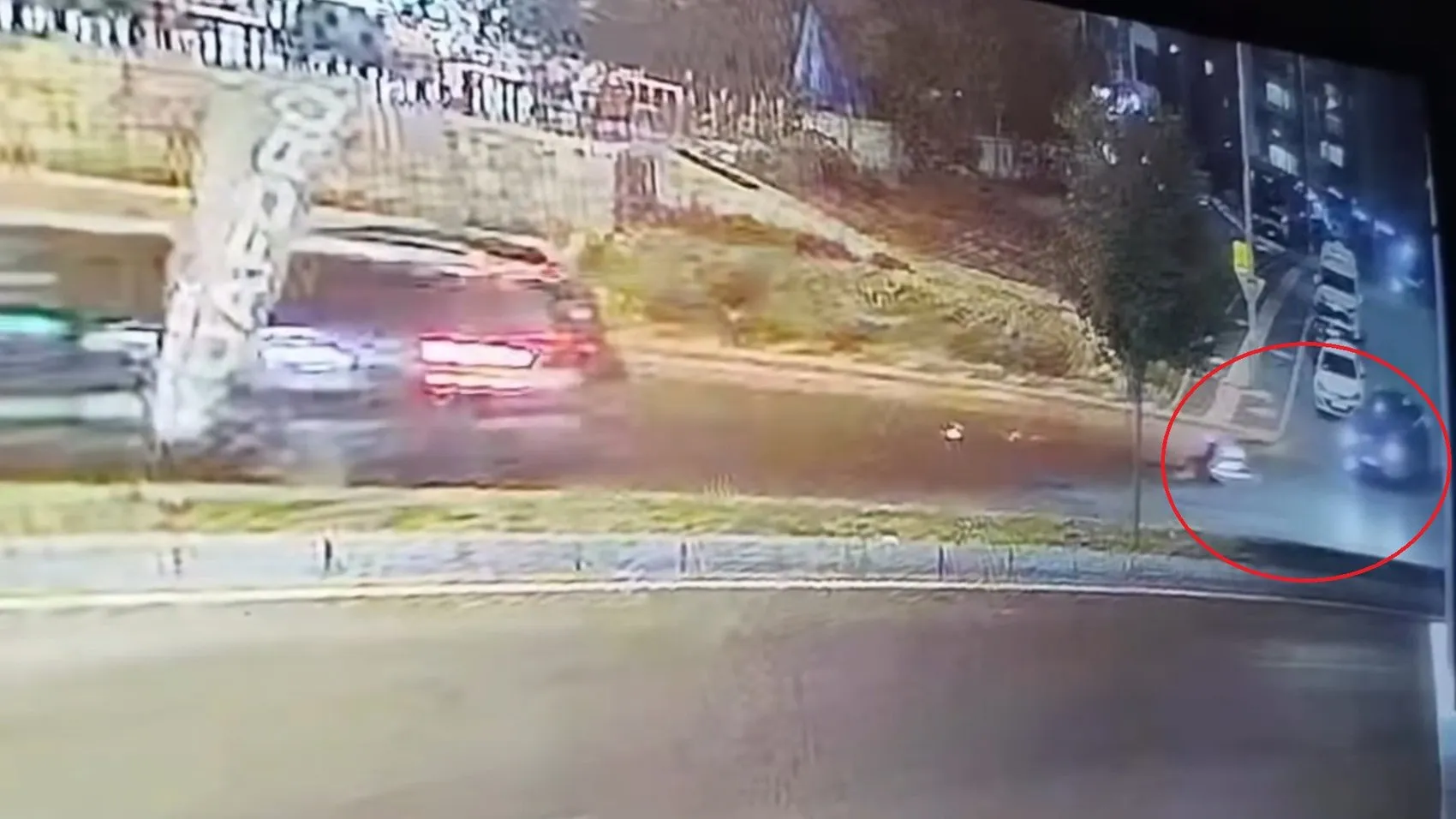 Diyarbakır'ın Kayapınar ilçesinde motosiklet kazası Sürücü otomobilin altında kalmaktan