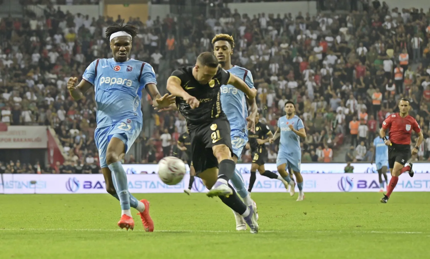 Diyarbakır'da dev maç Amed'in: Trabzonspor'u 90'da Orban'la devirdi