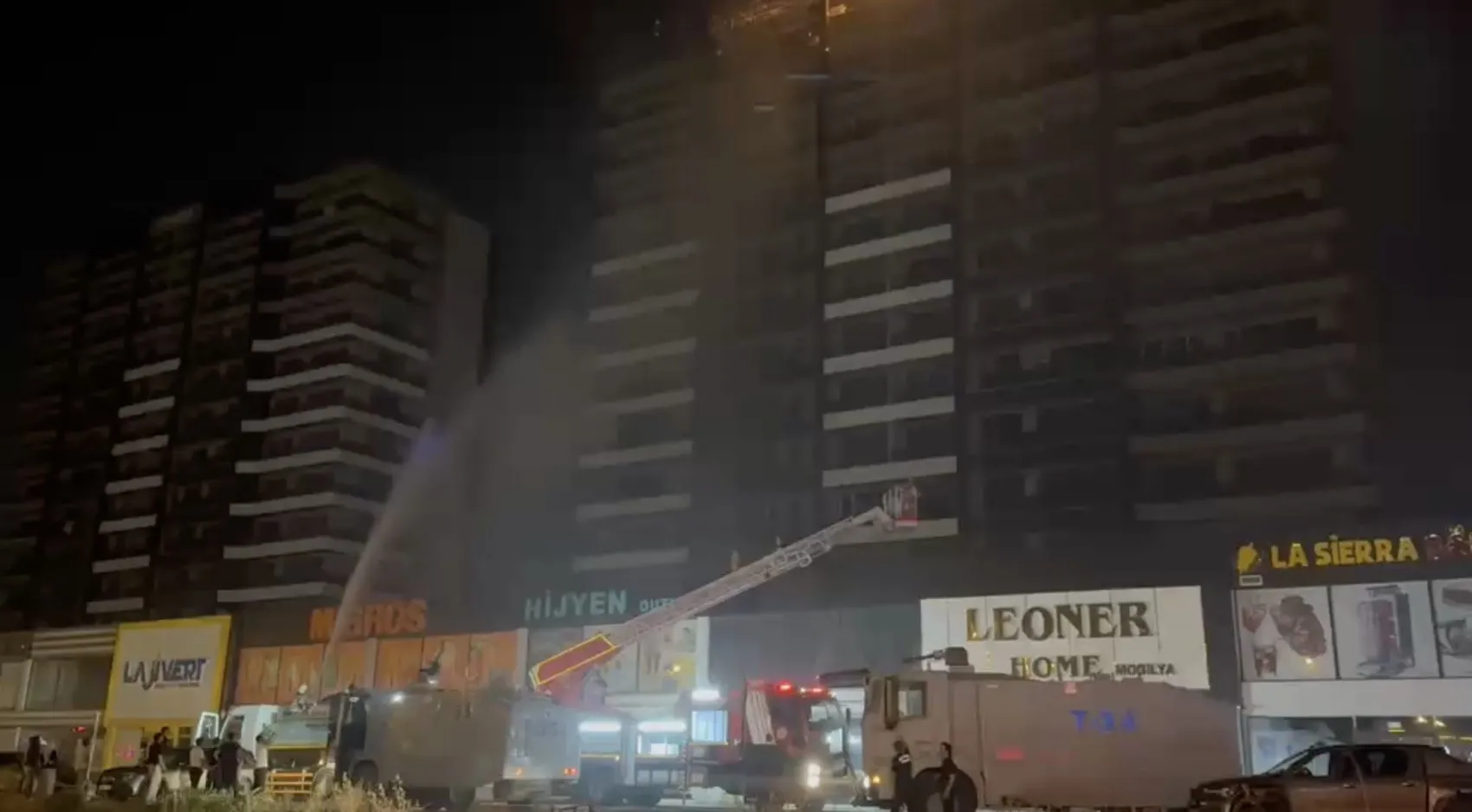 Diyarbakır'da plazada yangın paniği Vali ve eşbaşkan olay yerinde, 5 kişi hastanede