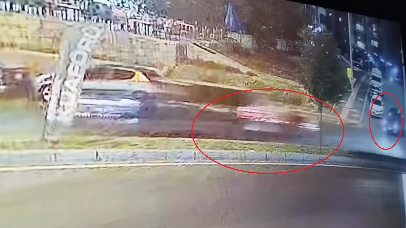 Diyarbakır'ın Kayapınar ilçesinde motosiklet kazası Sürücü otomobilin altında kalmaktan