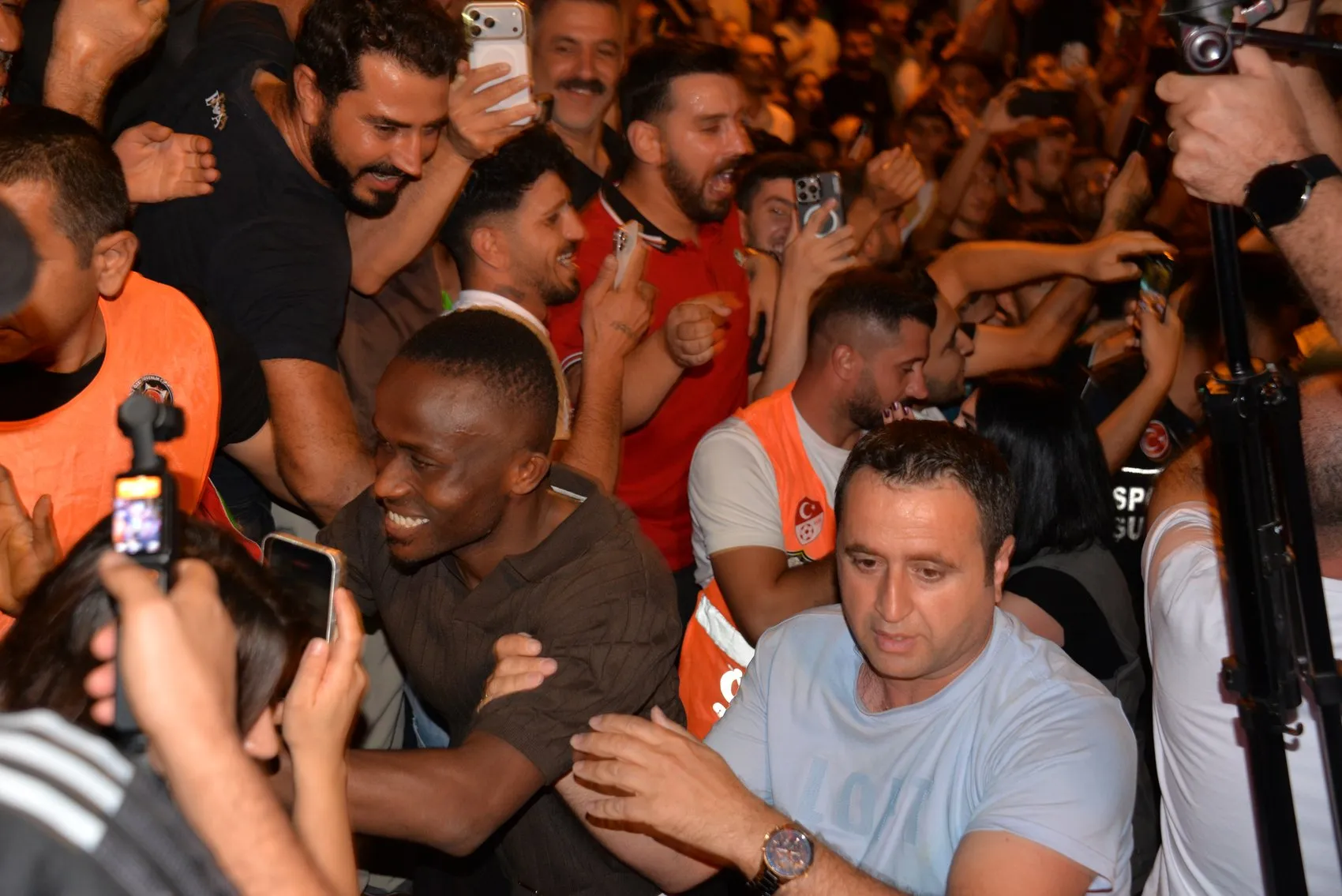 Amedspor'da gövde gösterisi 5 yeni transfer taraftarın önünde imzayı attı