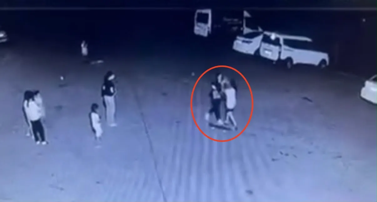 Diyarbakır Bağlar'da şok eden şiddet Site bahçesindeki çocuğa saldıran kadın kamerada
