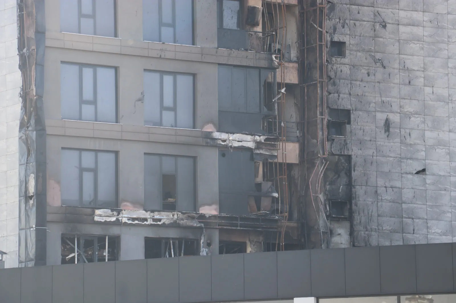 Diyarbakır'da 13 katlı plazanın çatısı küle döndü Yangının izleri dronla kaydedildi