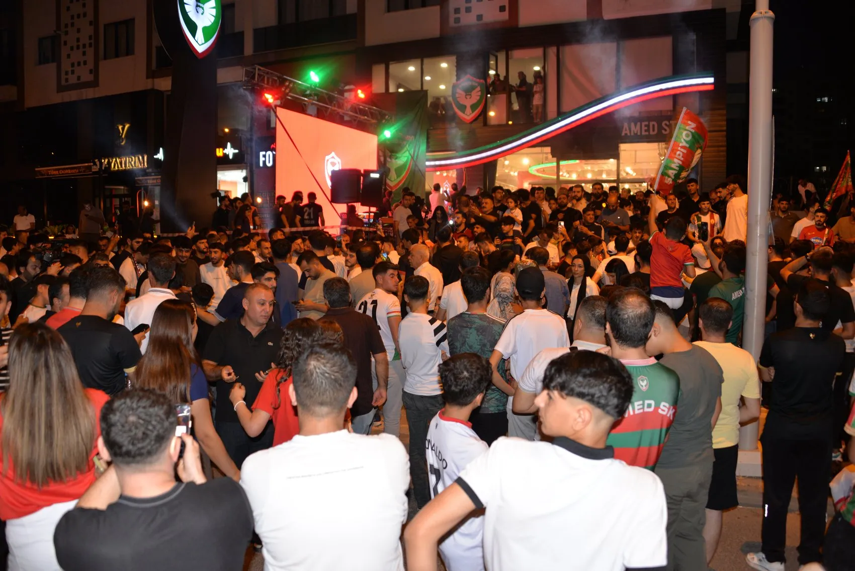 Amedspor'da gövde gösterisi 5 yeni transfer taraftarın önünde imzayı attı