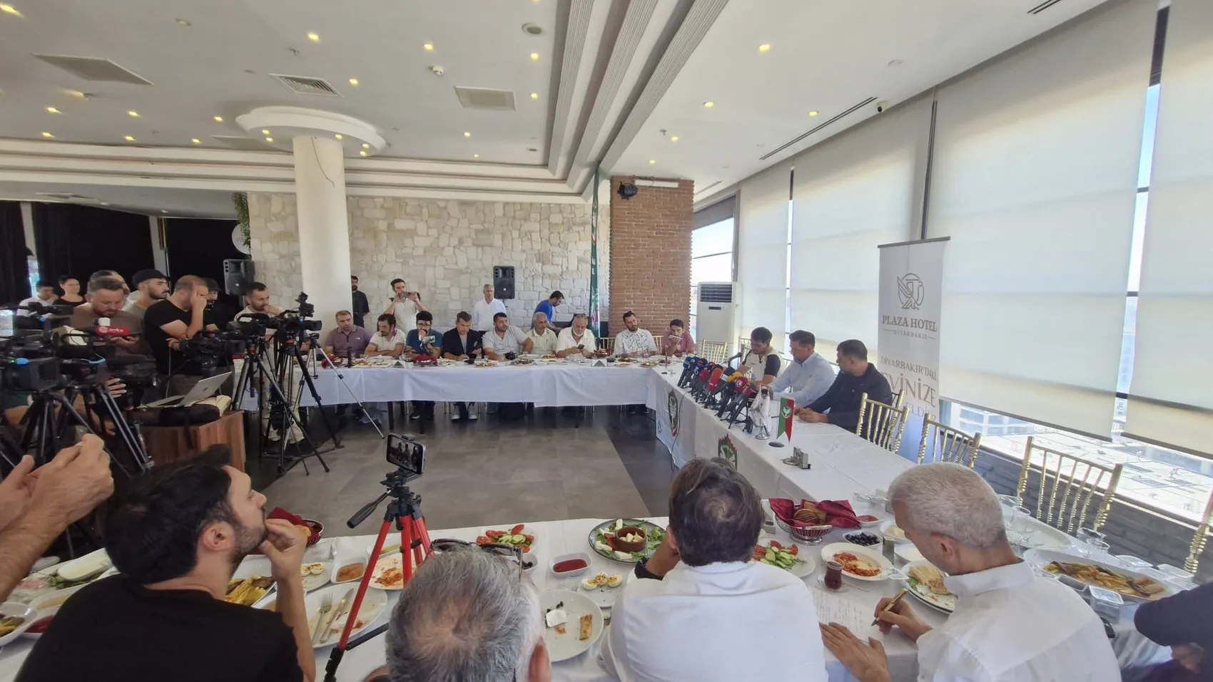 Amedspor Teknik Direktörü Besnik Hasi'den transfer açıklaması Yıldız değil savaşçı