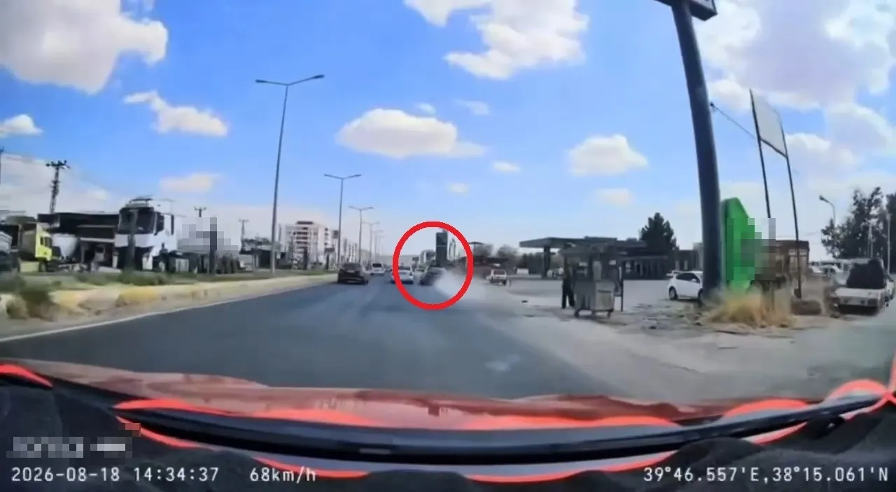 Diyarbakır-Ergani yolunda trafik magandalığı Çocukları tavandan çıkardı, makas atarak