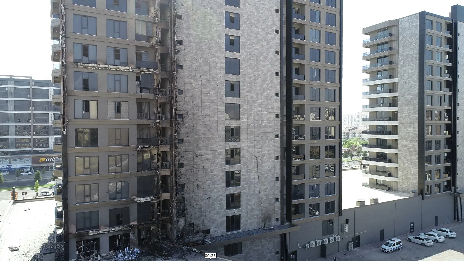 Diyarbakır'da 13 katlı plazanın çatısı küle döndü Yangının izleri dronla kaydedildi