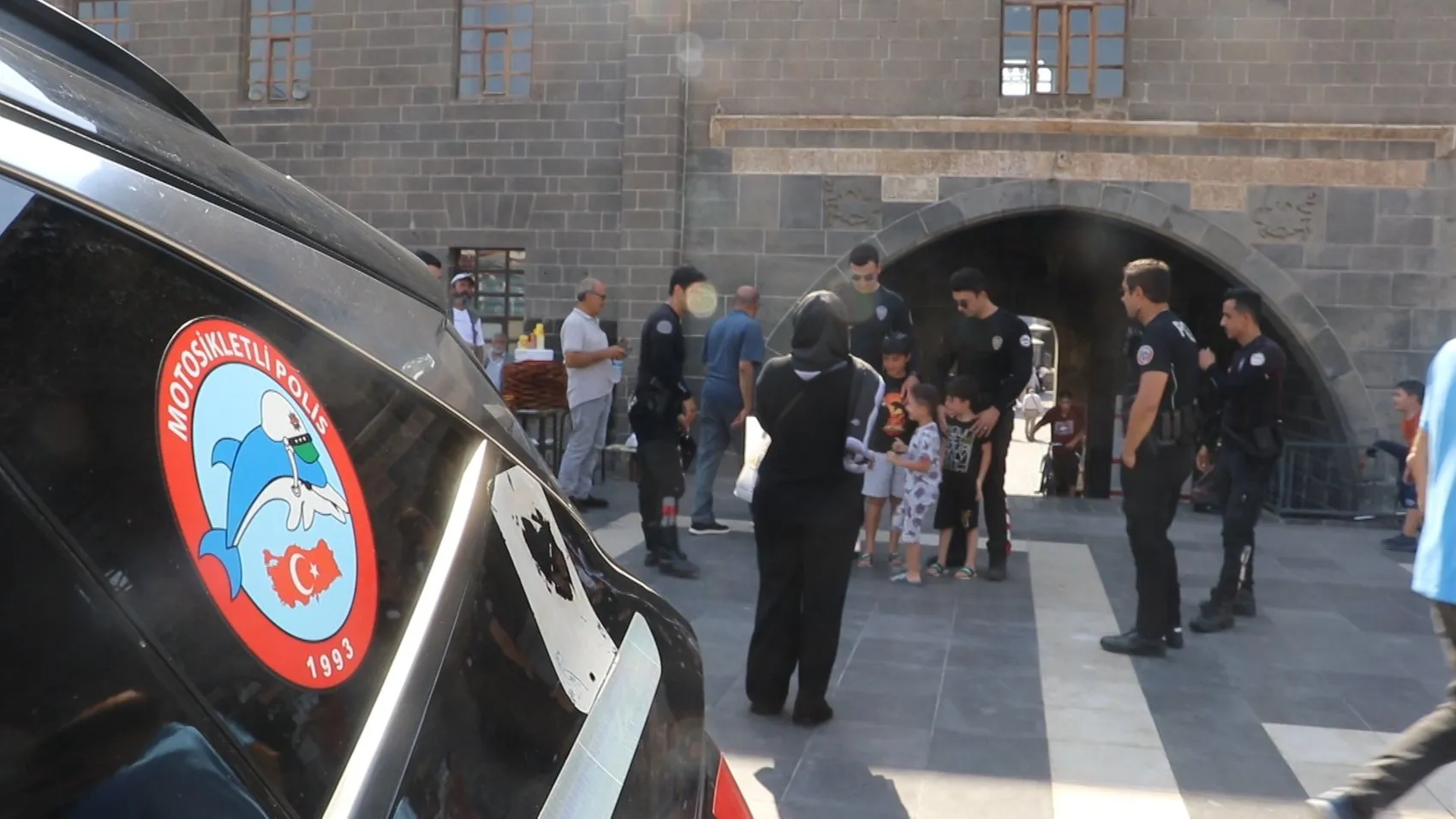 Diyarbakır'da motosikletli polis timleri sokaklara güven getirdi 7 ayda 529 silah toplandı