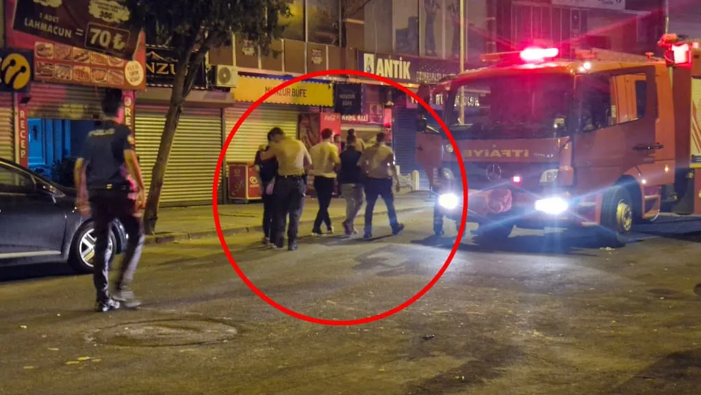 Yenişehir'deki 4 katlı binanın çatısında gece vakti çıkan yangın paniğe yol açtı