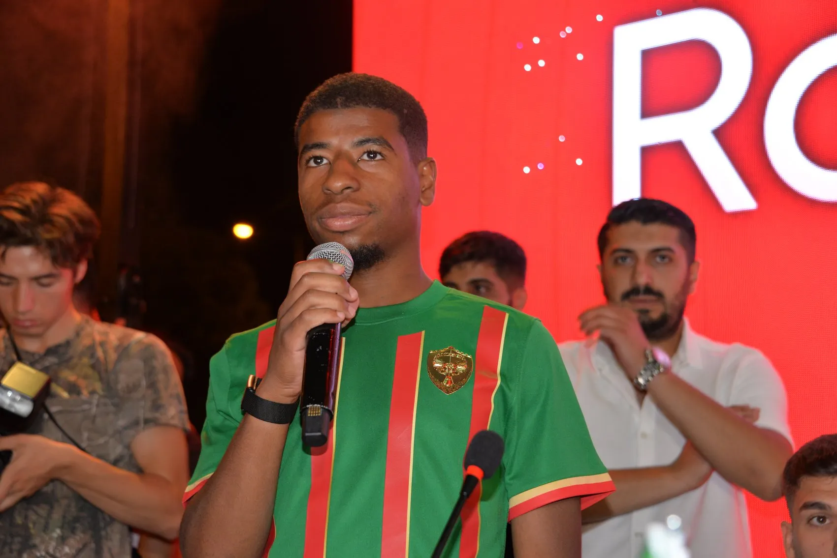 Amedspor'da gövde gösterisi 5 yeni transfer taraftarın önünde imzayı attı