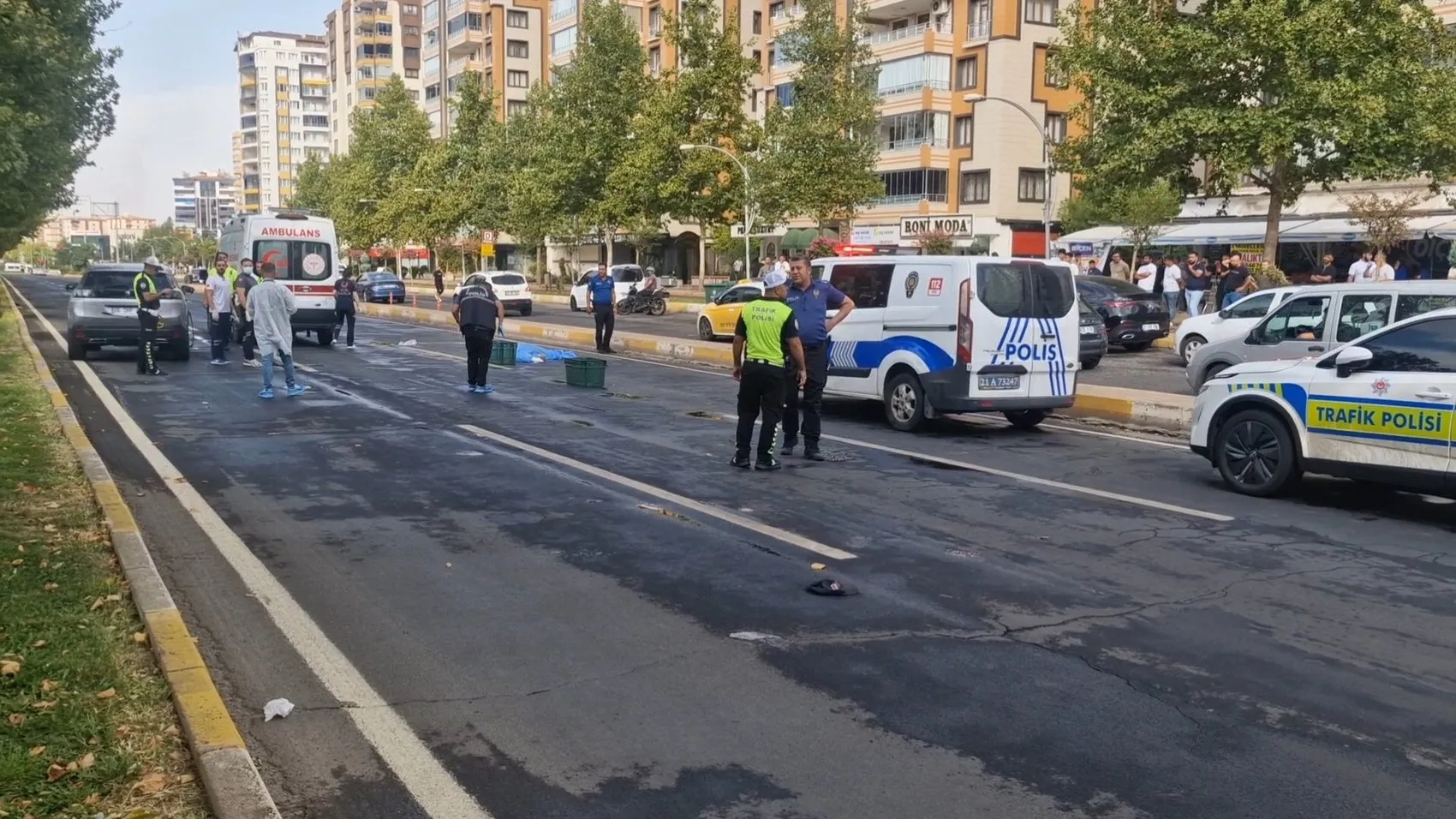 Diyarbakır Kayapınar'da trafik kazası: Karşıdan karşıya geçerken can verdi