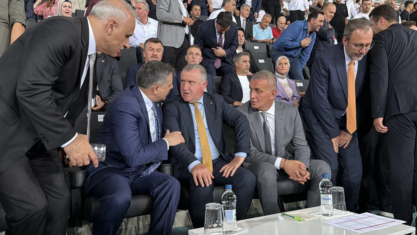 Amedspor'un tarihi Süper Lig maçı protokolün yakın markajında Bakanlar stadyumdaydı