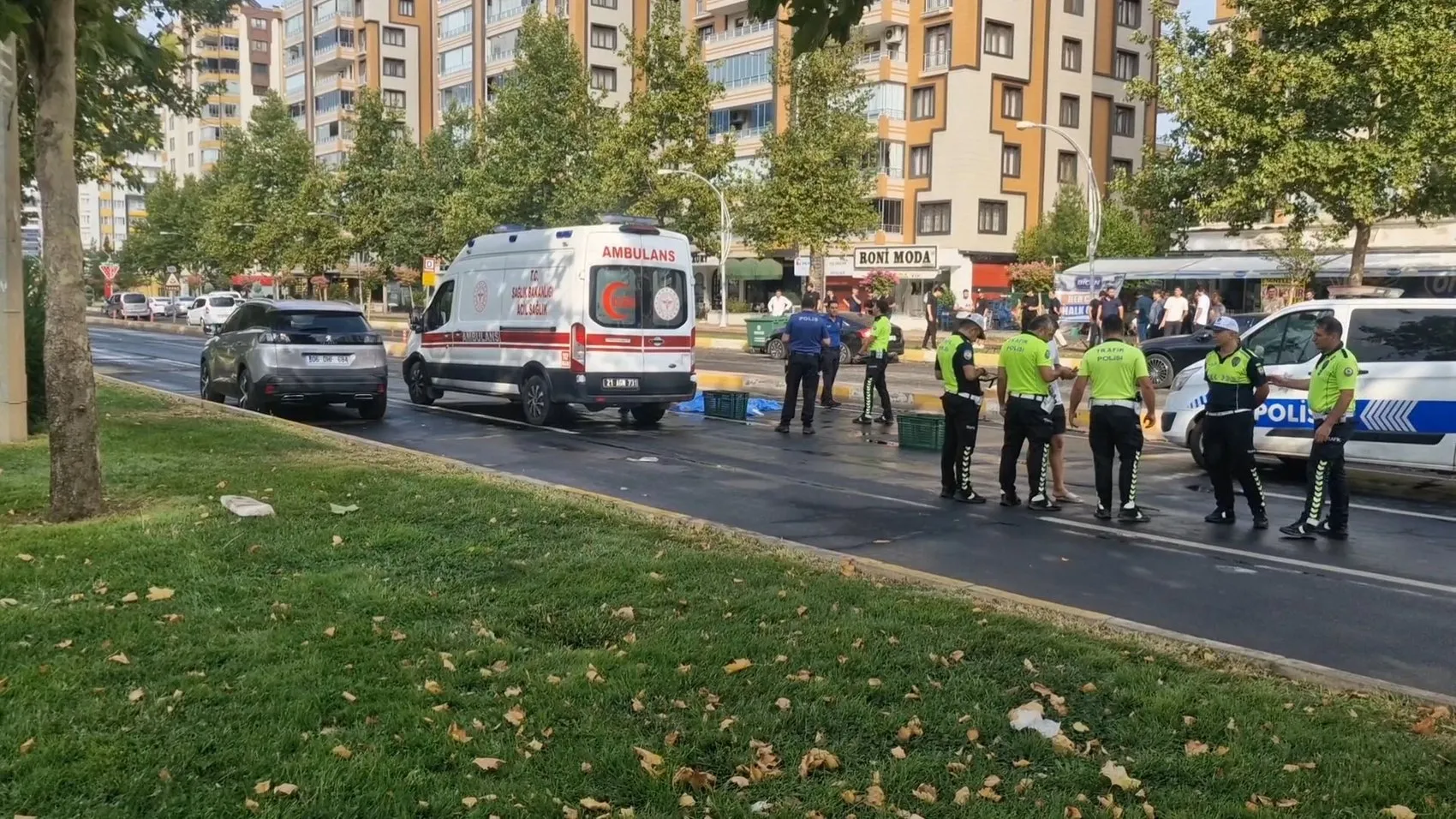 Diyarbakır Kayapınar'da trafik kazası: Karşıdan karşıya geçerken can verdi