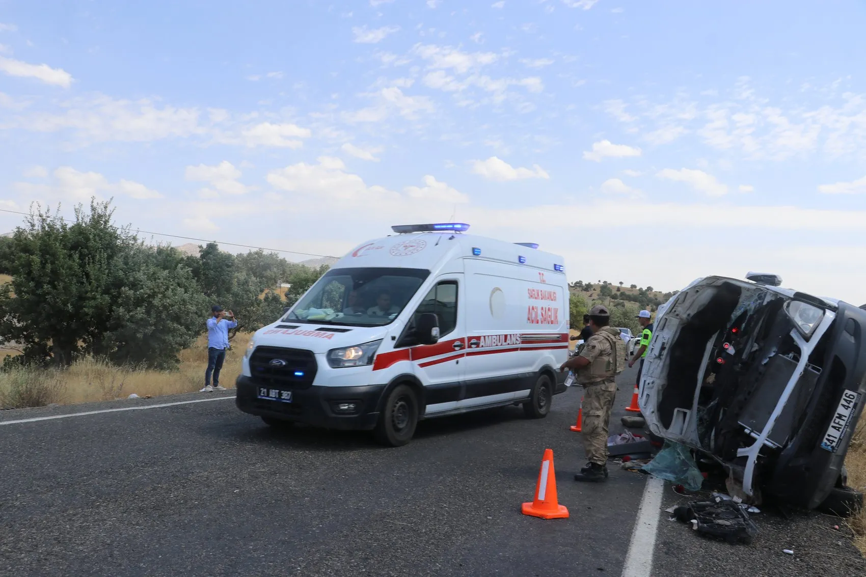 Lice-Kulp kara yolunda minibüs dehşeti 3 can kaybı ve 11 yaralı ile büyük kaza