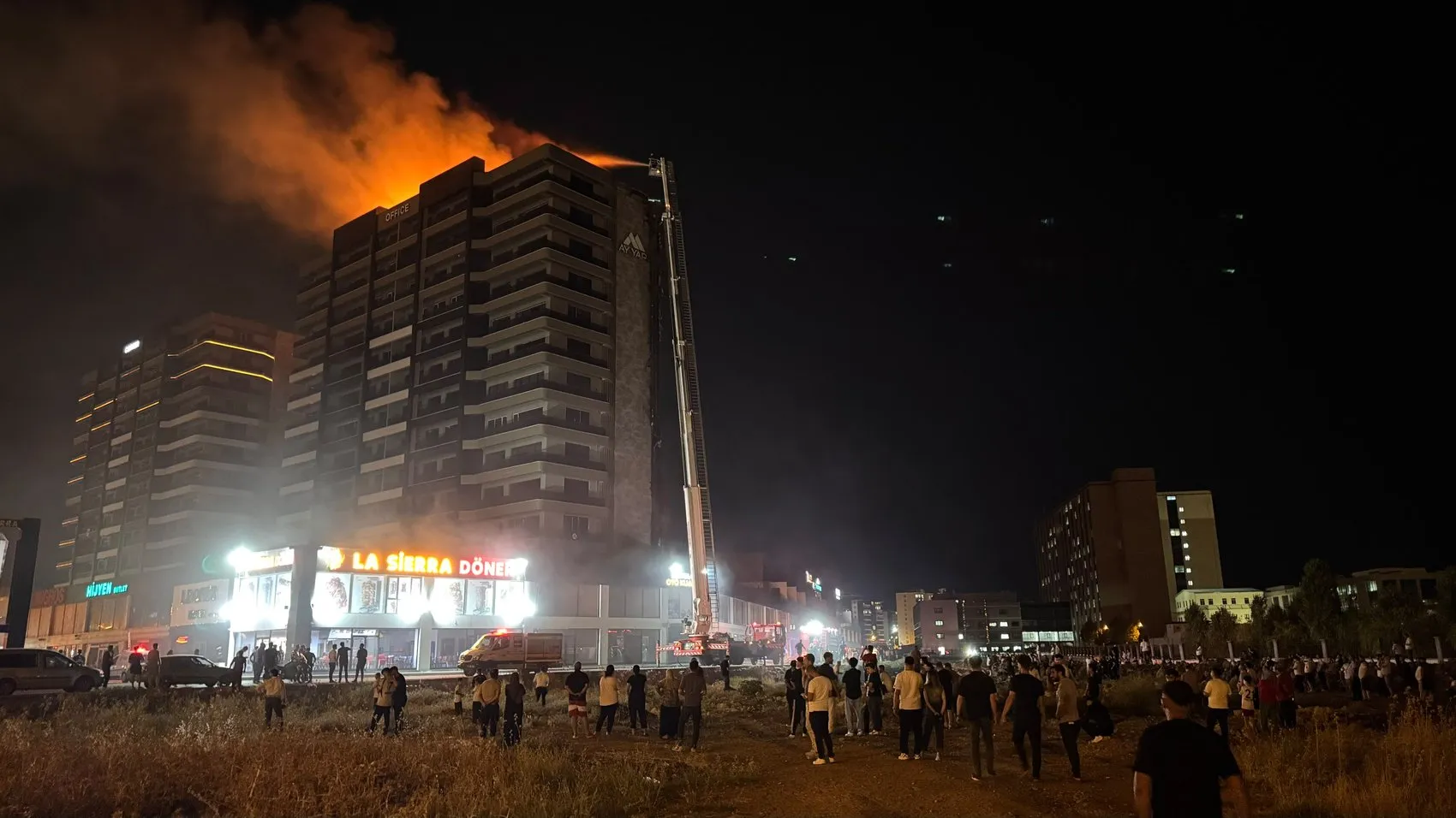Alevler Kayapınar'da plazayı sardı Dış cepheden çatıya sıçrayan yangına çok sayıda ekip