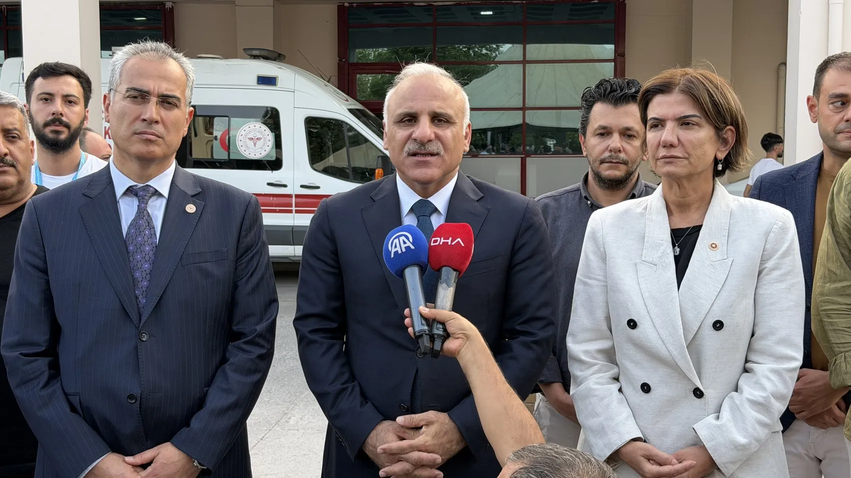 Diyarbakır Lice'de nişan yolunda büyük acı Teker patlaması sonucu 7 kişi hayatını kaybetti